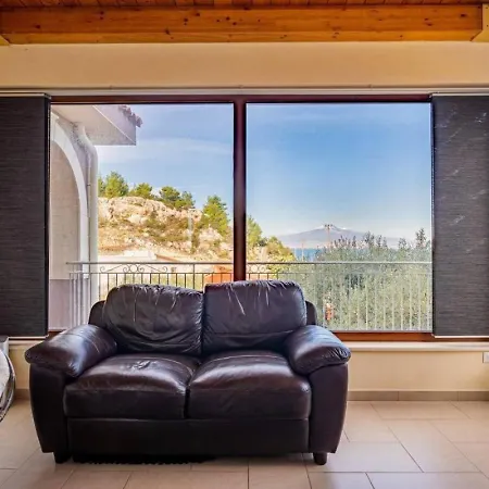 Hillside Retreat - 3-bedroom House Near Vouliagmeni Beach