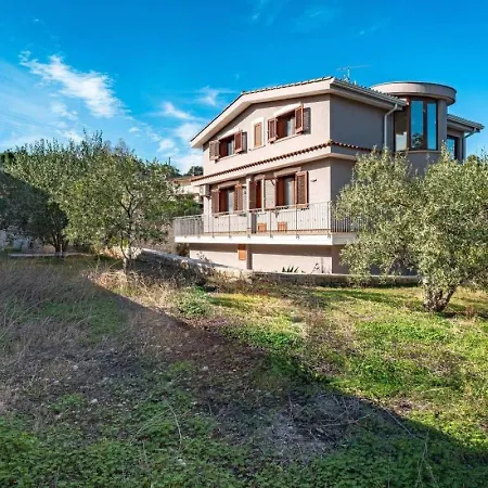 Hillside Retreat - 3-bedroom House Near Vouliagmeni Beach * Mesokhórion