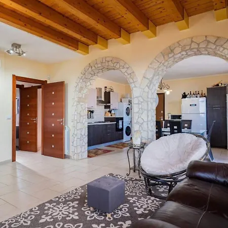 Hillside Retreat - 3-bedroom House Near Vouliagmeni Beach בית נופש *
