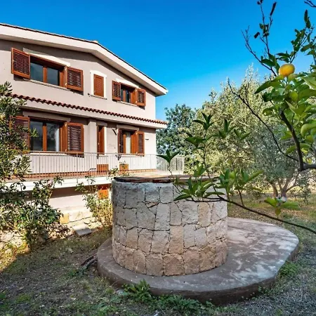Hillside Retreat - 3-bedroom House Near Vouliagmeni Beach בית נופש Mesokhórion