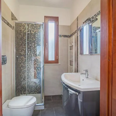 Hillside Retreat - 3-bedroom House Near Vouliagmeni Beach בית נופש *