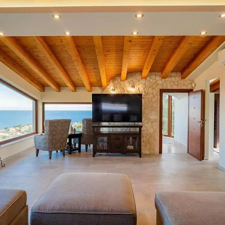 בית נופש Hillside Retreat - 3-bedroom House Near Vouliagmeni Beach *