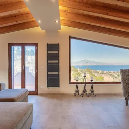 Hillside Retreat - 3-bedroom House Near Vouliagmeni Beach Mesokhórion