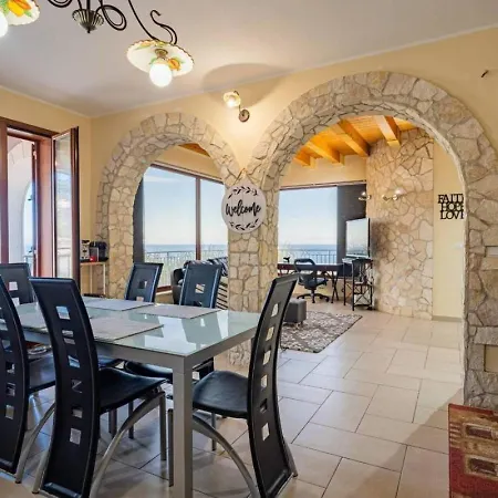 Hillside Retreat - 3-bedroom House Near Vouliagmeni Beach * Mesokhórion